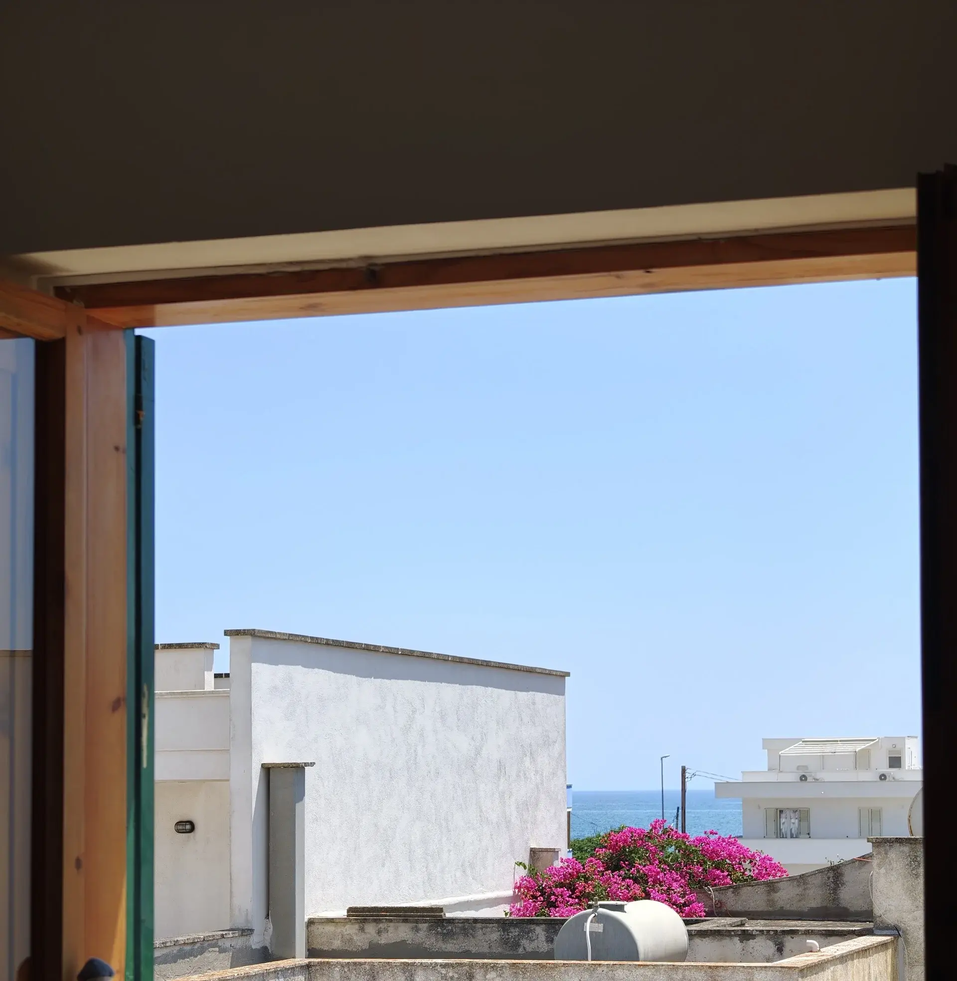 Finestra con vista mare in camera da letto