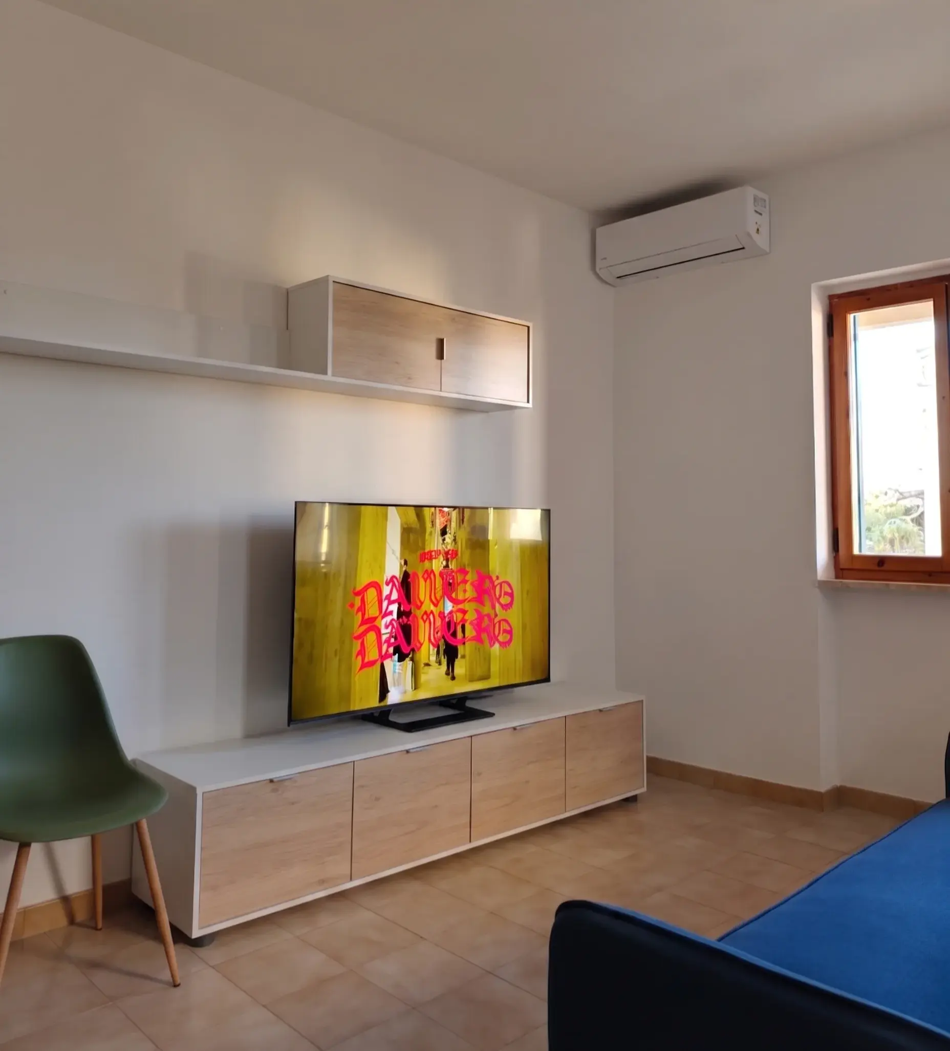 Salone con TV satellitare e divano